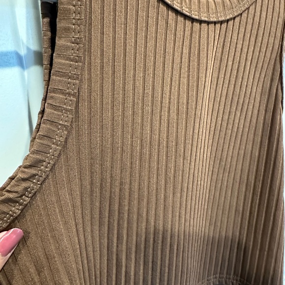 Solid Ribbed Cropped Tank Top - Picture 6 of 8